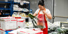 工業(yè)級(jí)行式打印機(jī)為生鮮加工中心快速打印大量物流配送多聯(lián)單據(jù)